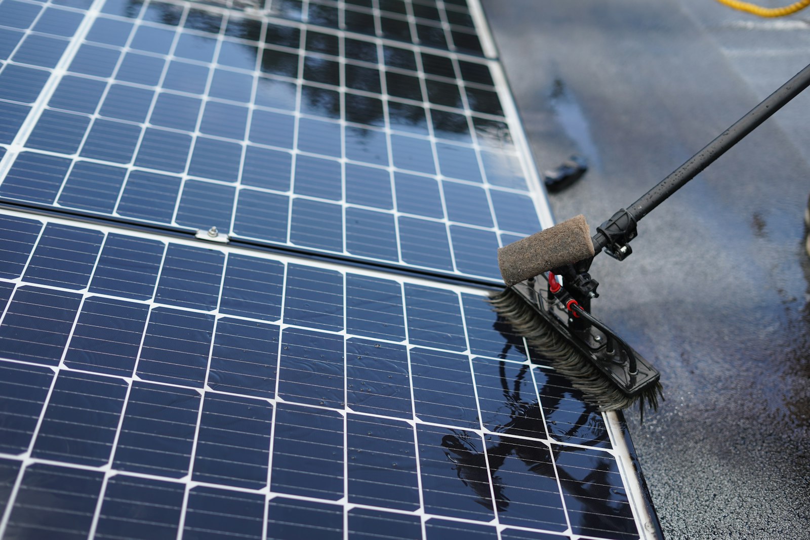 Reinigung einer Photovoltaikanlage mit Bürste