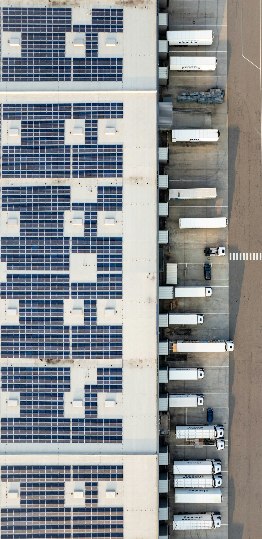 Luftaufnahme einer Photovoltaikanlage auf einem Industriedach